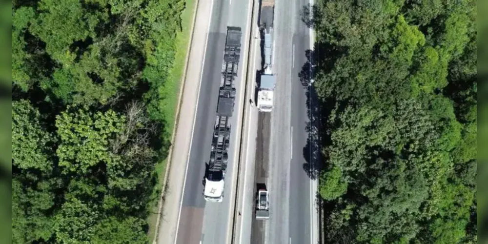 No local, uma das pistas sentido Litoral estava interditada desde as fortes chuvas que caíram no Litoral