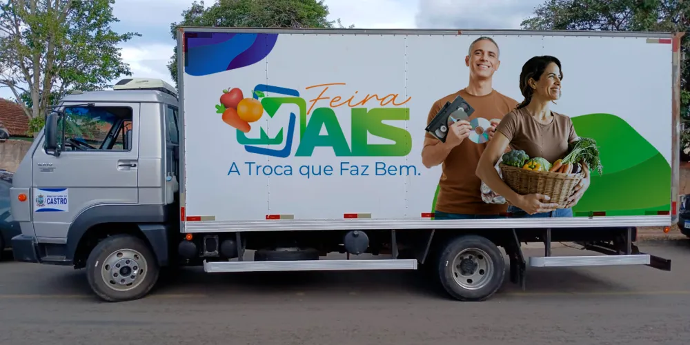 São duas equipes em caminhões com alimentos adquiridos da agricultura familiar que estacionam em locais públicos