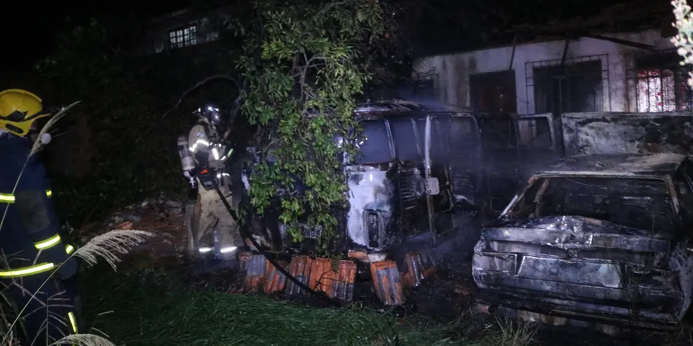 Bombeiros foram acionados para combater o fogo que atingiu uma Kombi e um Voyage