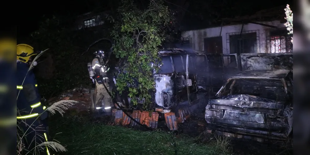 Bombeiros foram acionados para combater o fogo que atingiu uma Kombi e um Voyage