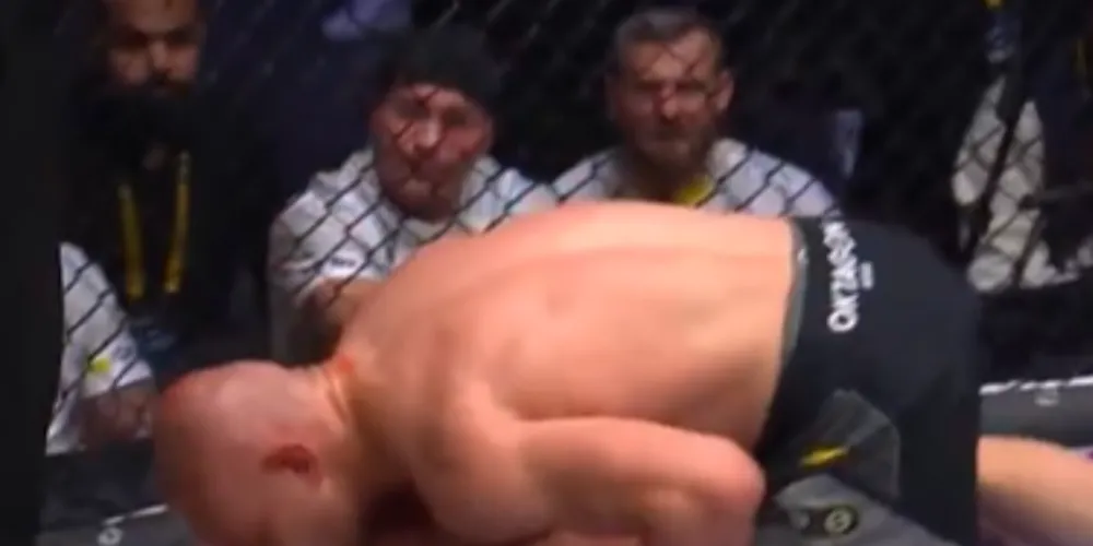 Vencedor provocou o adversário com um beijo em sua nuca