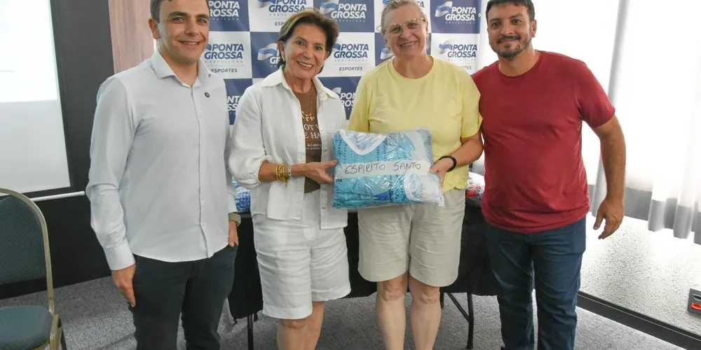 Prefeita Elizabeth Schmidt, deputado federal Aliel Machado e o secretário de esportes Ede Pimentel na entrega dos uniformes