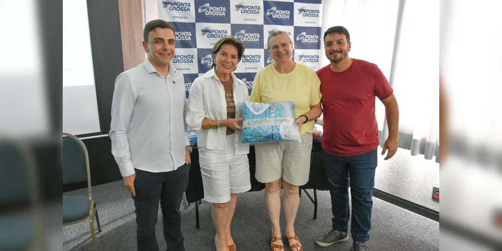 Prefeita Elizabeth Schmidt, deputado federal Aliel Machado e o secretário de esportes Ede Pimentel na entrega dos uniformes