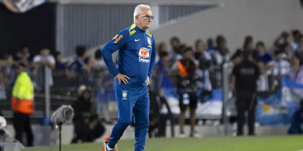 Dorival Júnior na beira do campo contra a Argentina