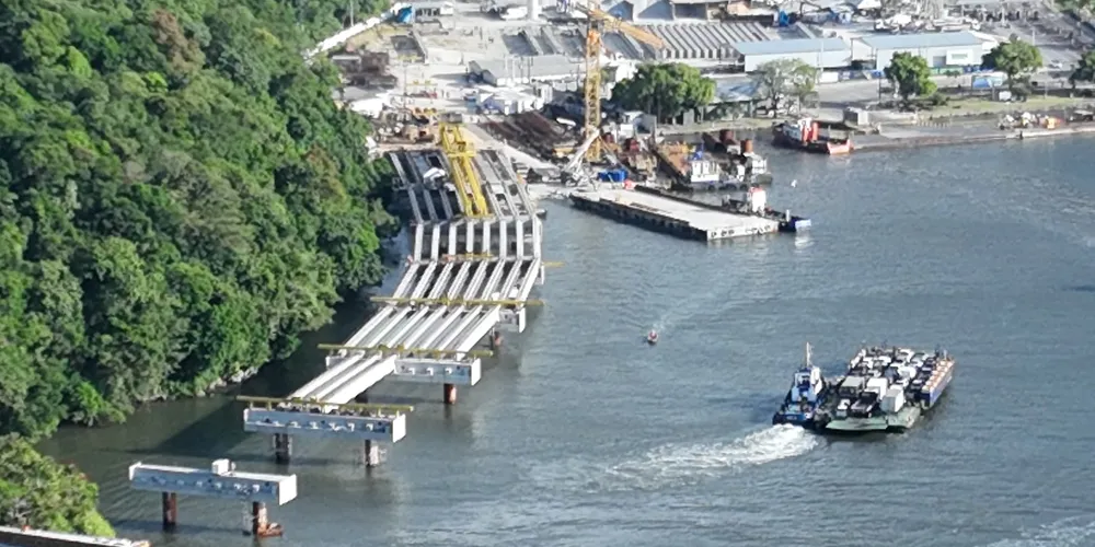 A Ponte de Guaratuba terá 1.244 metros de extensão, com quatro faixas de tráfego, duas faixas de segurança, barreiras rígidas em concreto, calçadas com ciclovia e guarda-corpo nas extremidades