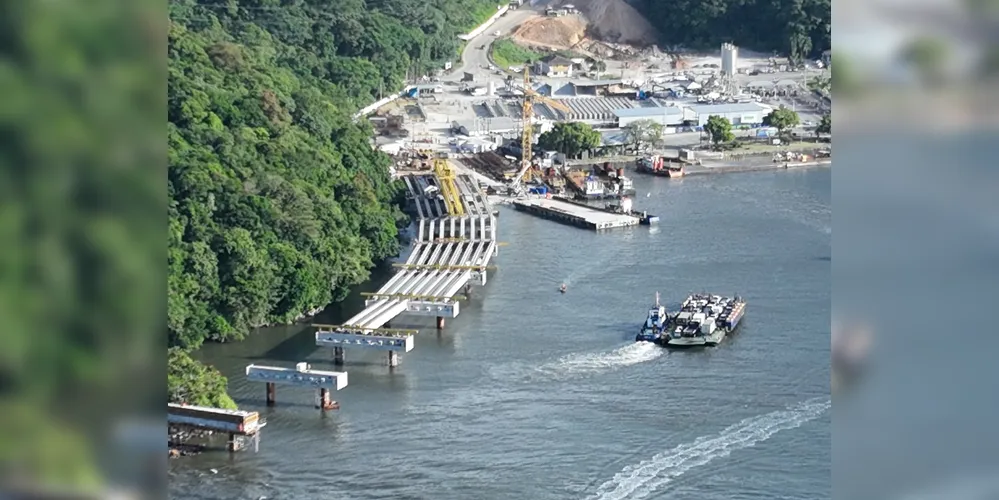 A Ponte de Guaratuba terá 1.244 metros de extensão, com quatro faixas de tráfego, duas faixas de segurança, barreiras rígidas em concreto, calçadas com ciclovia e guarda-corpo nas extremidades