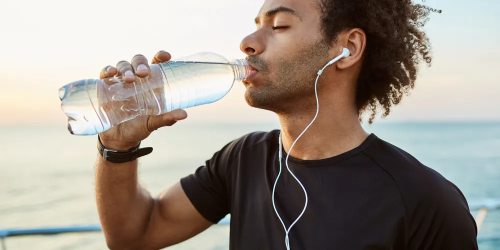 Especiaista afirma que o ideal é ingerir 35 ml de água por quilo corporal