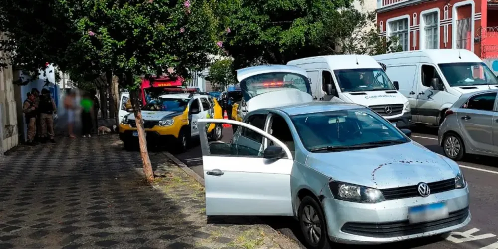 O homem foi parado em Curitiba com o carro sujo de sangue.