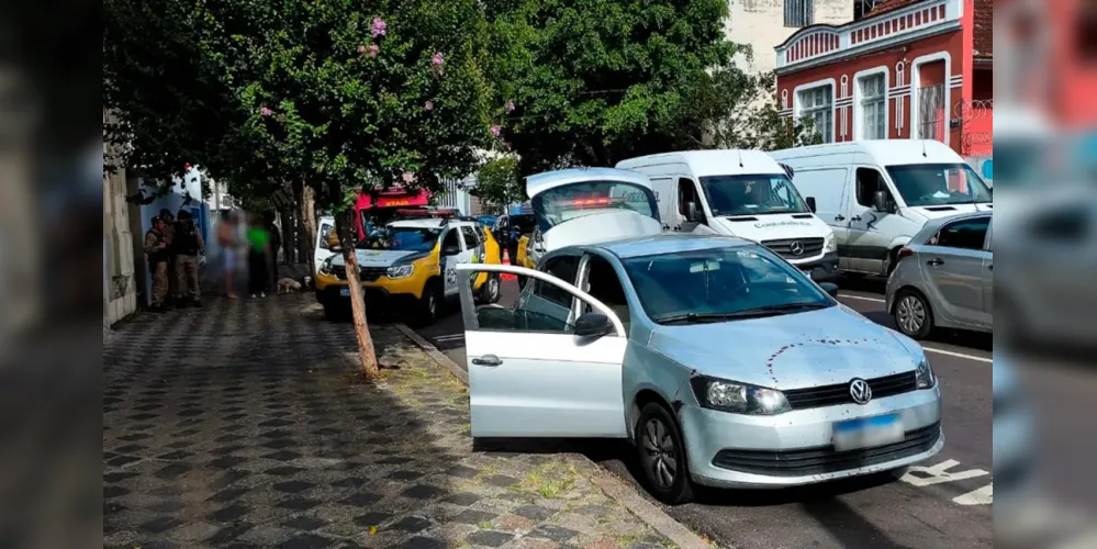 O homem foi parado em Curitiba com o carro sujo de sangue.