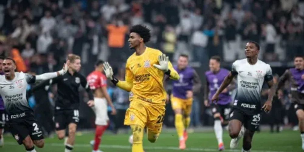 Hugo Souza comemorando após cobrança de pênaltis