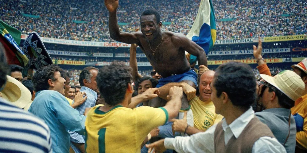 Pelé nas costas de torcedores após a conquista do tri campeonato mundial da Seleção Brasileira