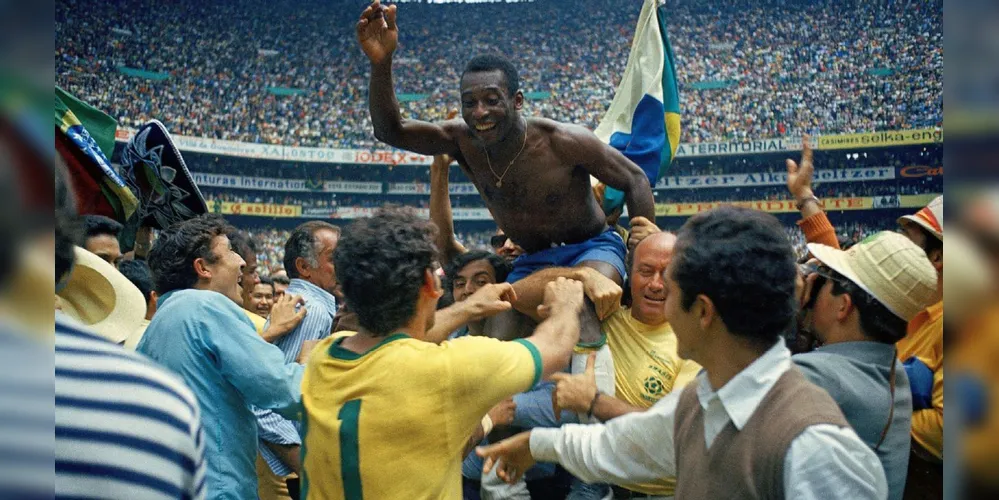 Pelé nas costas de torcedores após a conquista do tri campeonato mundial da Seleção Brasileira