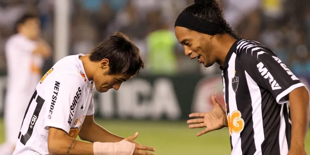 Neymar Jr. e Ronaldinho Gaúcho, em 2013, em um Santos e Atlético-MG