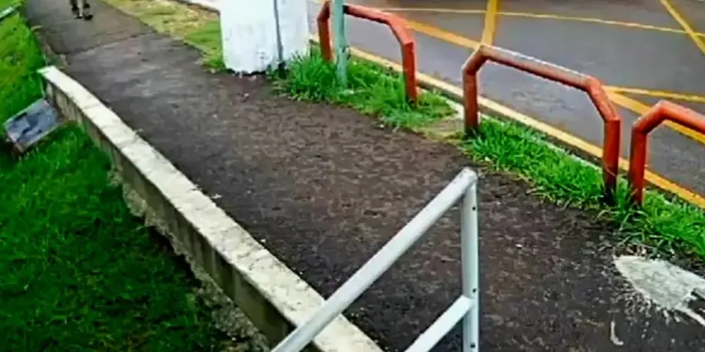 O veiculo atinge o idoso que caminhava na calçada