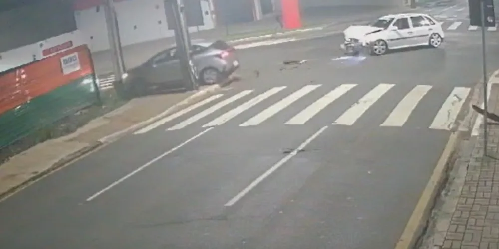 As colisões aconteceram na madrugada desta sábado (1º).