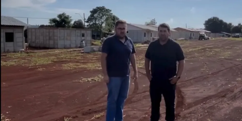 Willian Sauter de Cristo e o prefeito Orli de Cristo estiveram no local das obras.