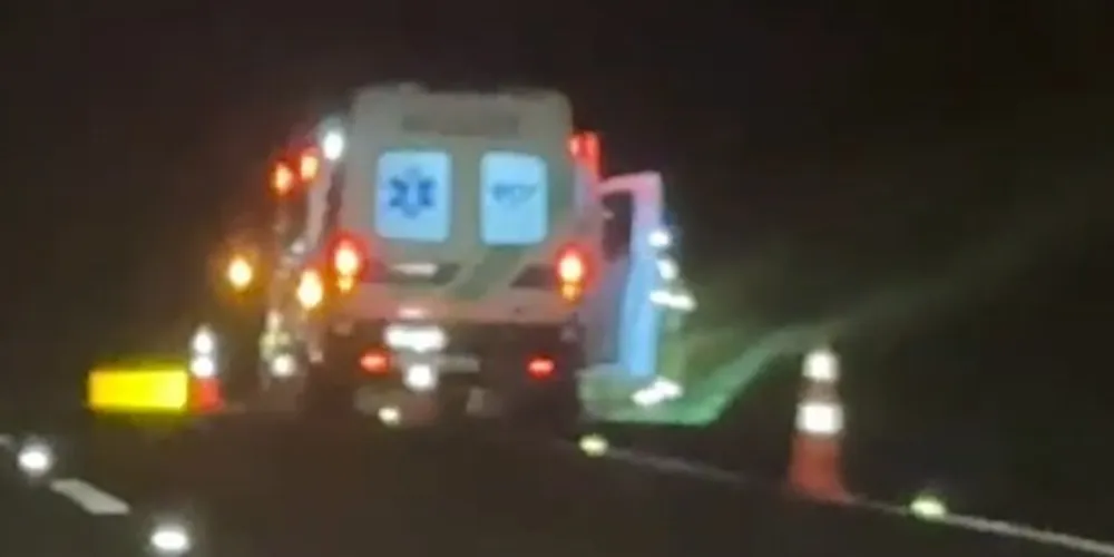 Uma ambulância da concessionária responsável pelo trecho atendeu a vítima, porém, ela veio a óbito no local.