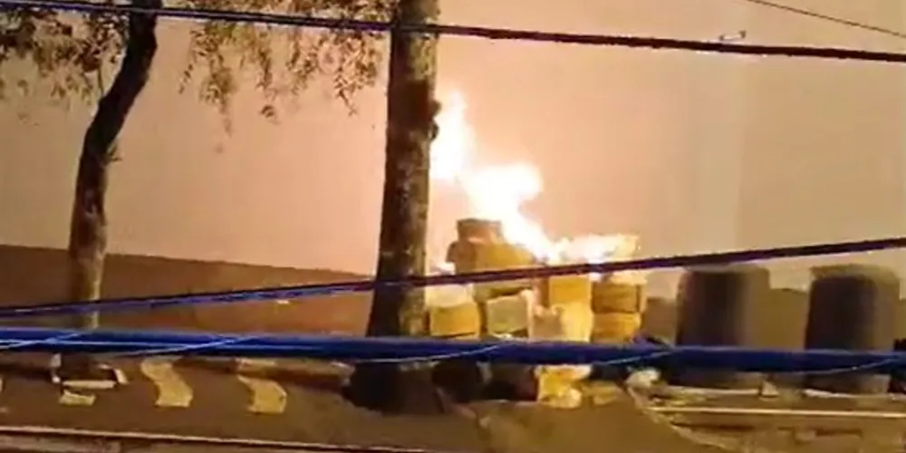 A princípio, as chamas não se espalharam pelo local.