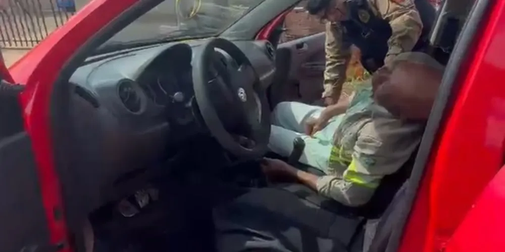 A equipe realizou os primeiros socorros, posicionando a vítima em decúbito lateral para liberação das vias aéreas