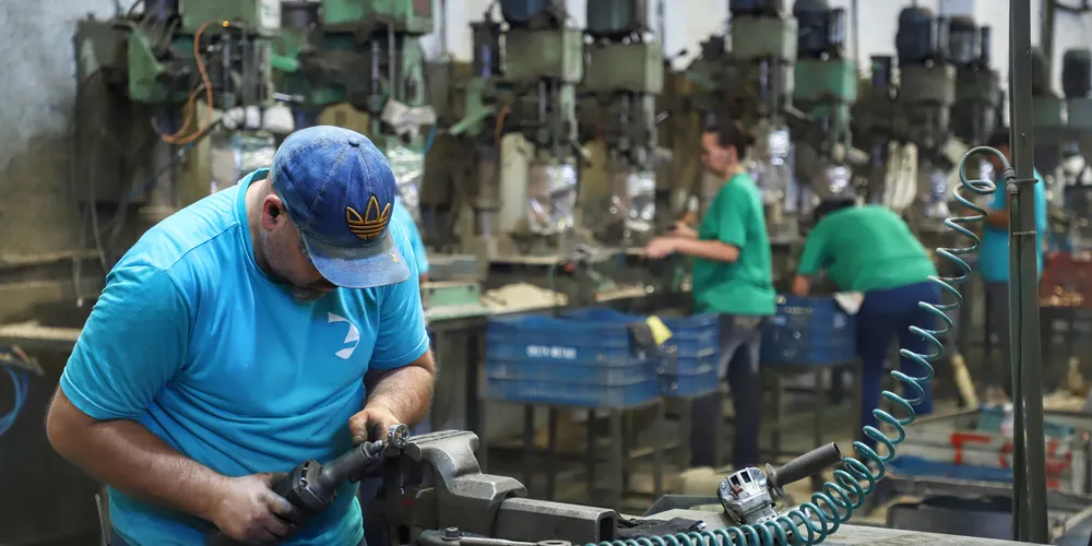 Entre as vagas ofertadas que não exigem experiência está operador de máquinas