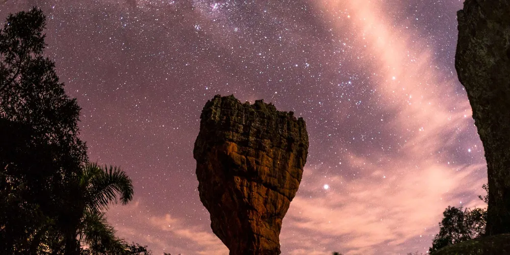 O trajeto da caminhada no Parque Vila Velha é de cerca de 4,5 km, ladeando os blocos de arenitos utilizando apenas as estrelas como fonte de luz