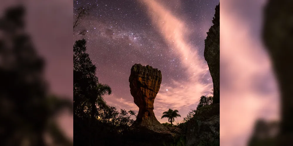 O trajeto da caminhada no Parque Vila Velha é de cerca de 4,5 km, ladeando os blocos de arenitos utilizando apenas as estrelas como fonte de luz