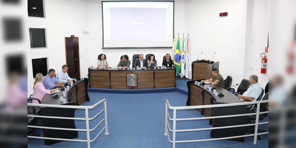 O debate foi realizado na Câmara Municipal de Irati