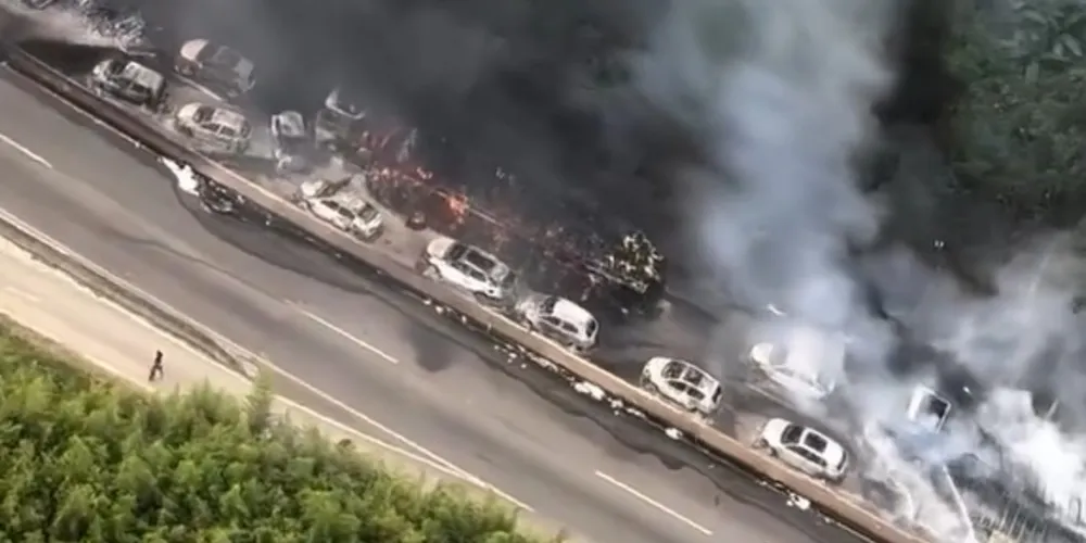 Imagem mostra a fila com os veículos destruídos na rodovia