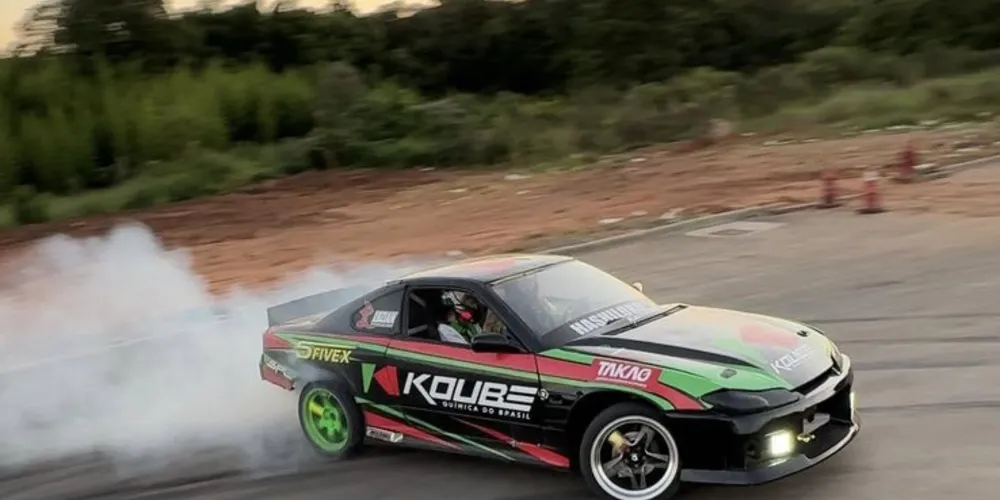 Carro do evento realizando drift