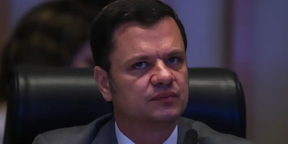 No documento, os advogados de Anderson Torres negaram que ele tenha sido omisso e afirmaram que as passagens foram compradas antecipadamente