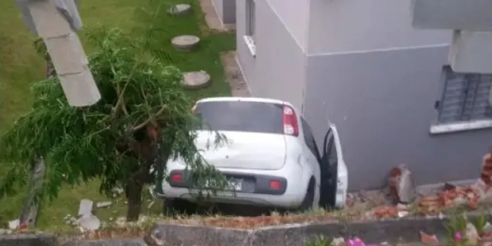 O carro só parou quando despencou de uma estrutura de gramado e já estava dentro do residencial