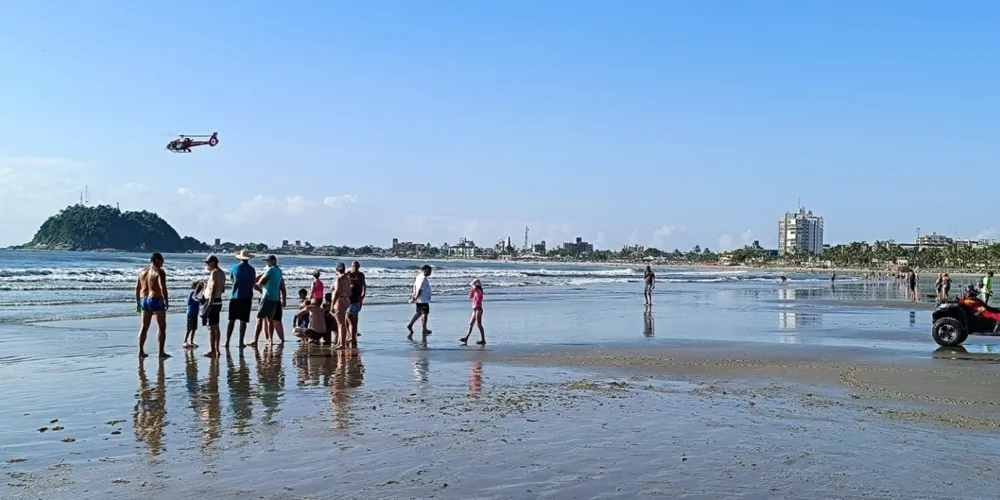 Segundo informações do Corpo de Bombeiros, um homem de 50 anos foi resgatado com vida, assim como dois jovens de 18 anos, que foram socorridos por pescadores que estavam no local