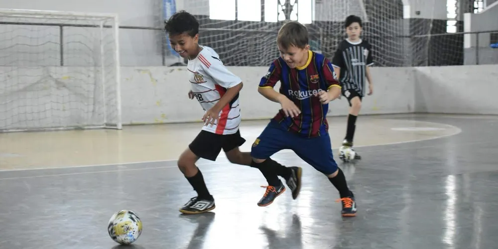 Crianças praticam futsal no Ginásio Zukão
