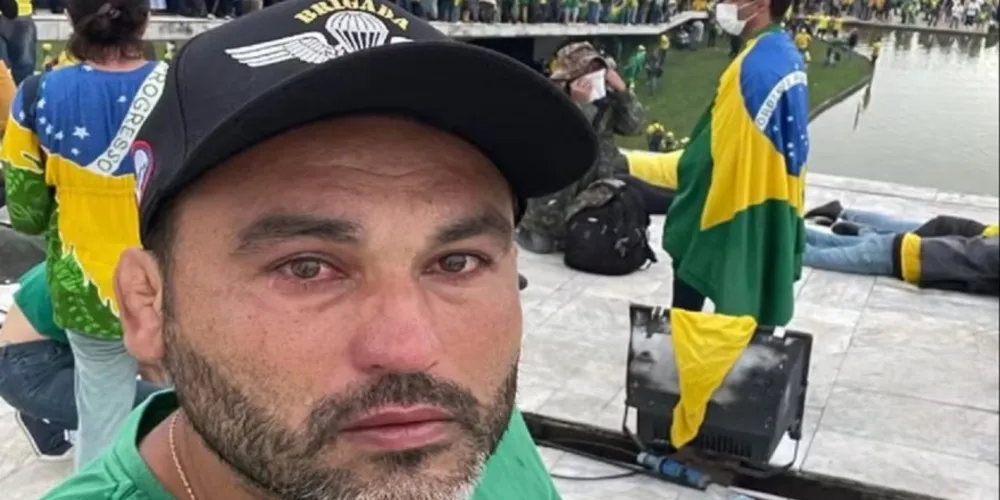 Após Léo Índio se tornar réu, foi solicitado o cancelamento de todos os passaportes do bolsonarista