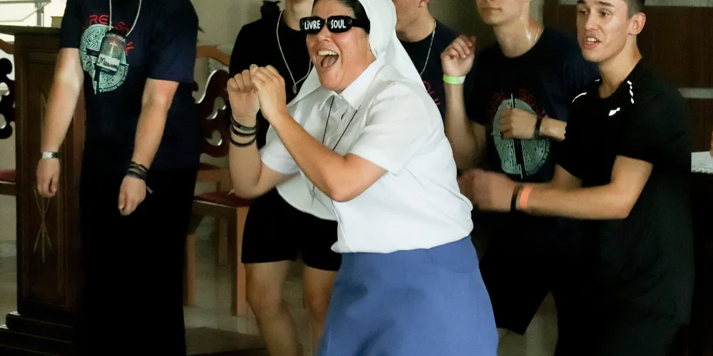 Irmã cantando durante a execução do Livre Soul 2024