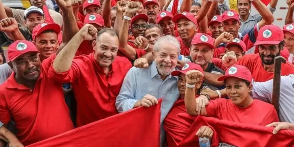 Lula juntamente com membros do MST