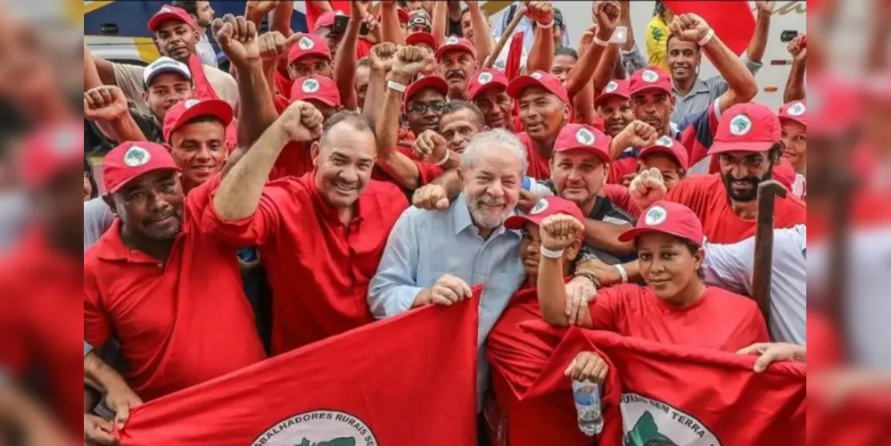 Lula juntamente com membros do MST