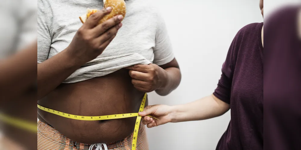 Questões como sedentarismo, alimentação inadequada, má qualidade do sono e estresse excessivo, estão entre as causas da obesidade