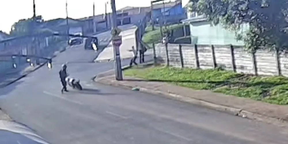 Pelas imagens é possível observar que o suspeito corre de encontro com a vítima, que estava em uma moto