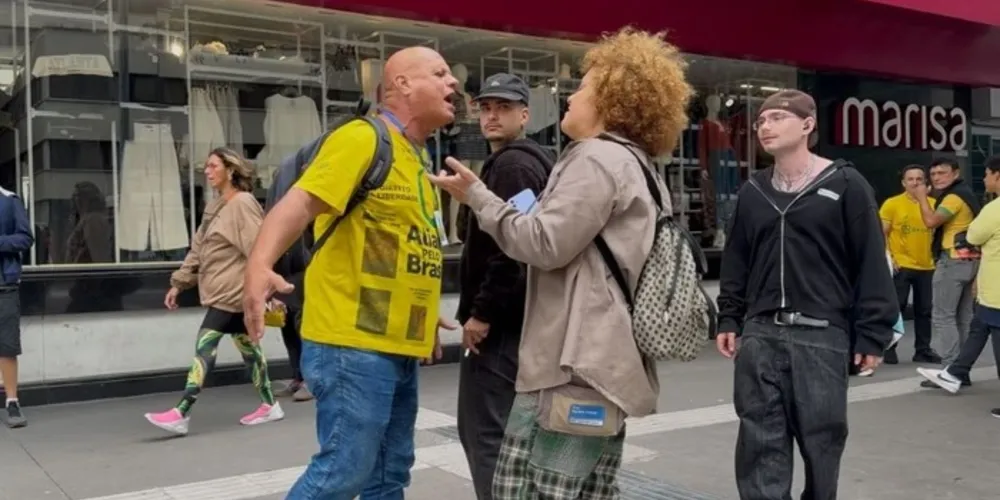 A mulher protestava contra o ato bolsonarista quando foi hostilizada