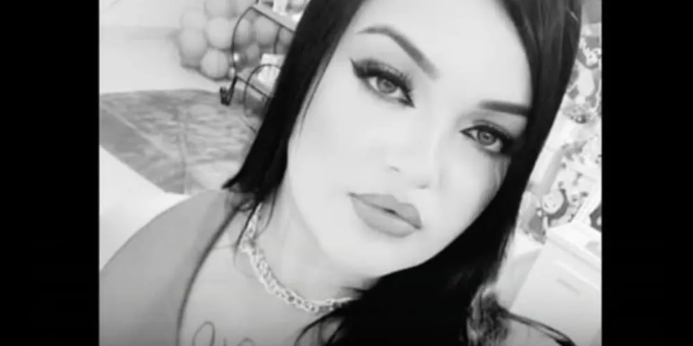 A mulher foi encontrada morta, com seu filho abraçado a ela