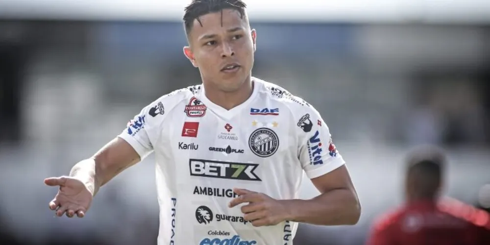 Neto Paraíba inicia a partida como titular.