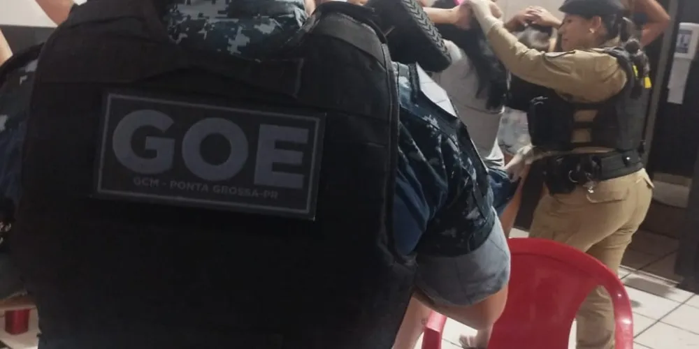 Operação nos estabelecimentos começou por volta das 20 horas e se estendeu até as 23h59 dessa sexta-feira (21)