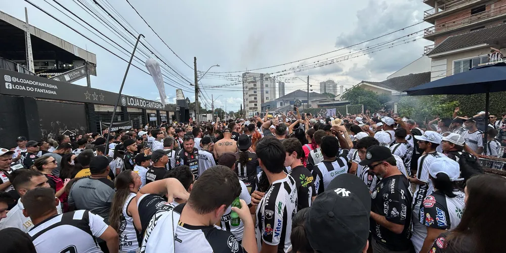 Torcedores aguardam ansiosos em Vila Oficinas