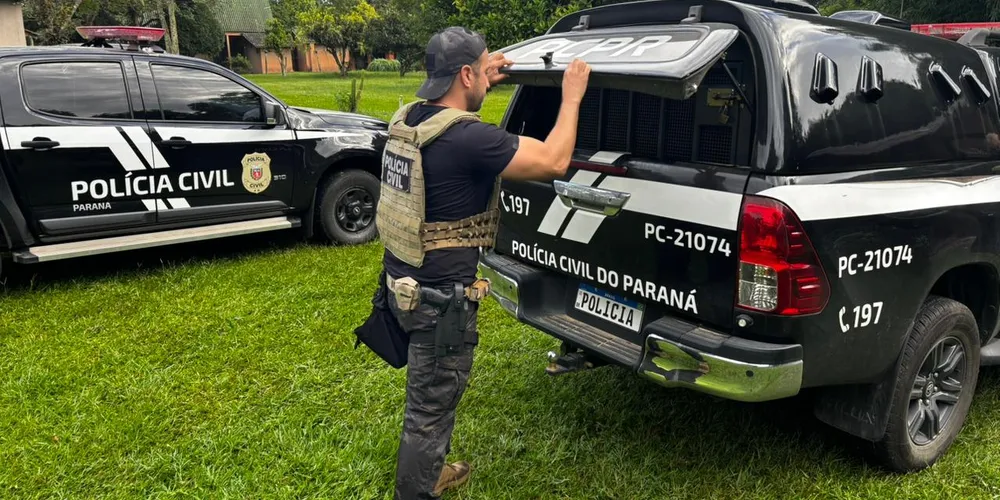 Das prisões, três foram detidos em flagrante pelos crimes de tráfico de entorpecentes e posse ilegal de arma e munições