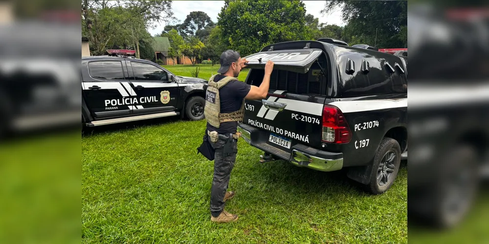 Das prisões, três foram detidos em flagrante pelos crimes de tráfico de entorpecentes e posse ilegal de arma e munições