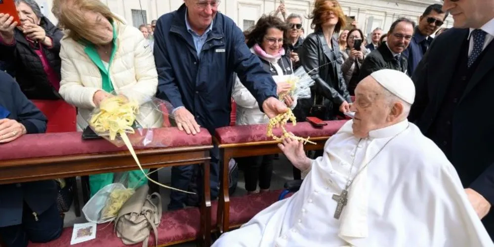 Papa Francisco durante aparição entre fiéis na Praça São Pedro, neste domingo (13)