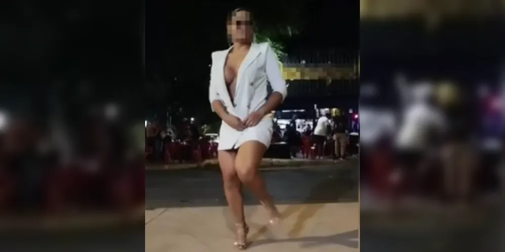 Com outra pessoa gravando com um celular, a mulher sorria e dançava até abrir o blazer, que escondia a nudez completa