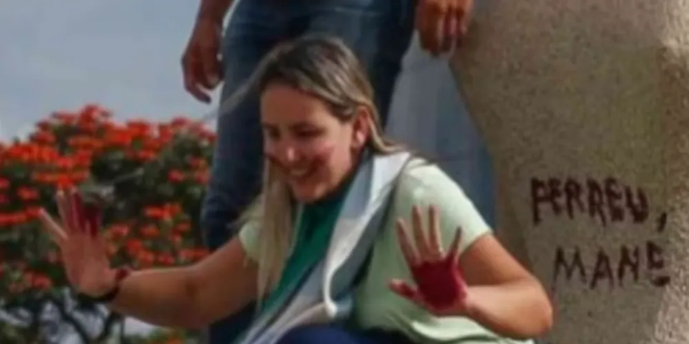 Débora pichou a frase "Perdeu, mané" na estátua da Justiça.