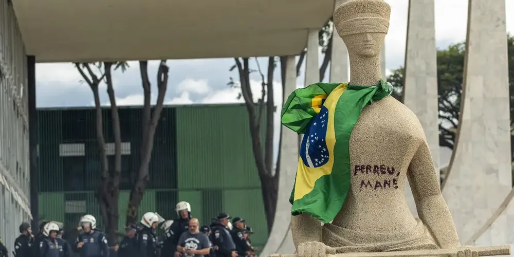 A estátua A Justiça fica em frente à Suprema Corte